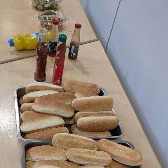 Gemeinsames Hotdog-Essen vor Weihnachten
